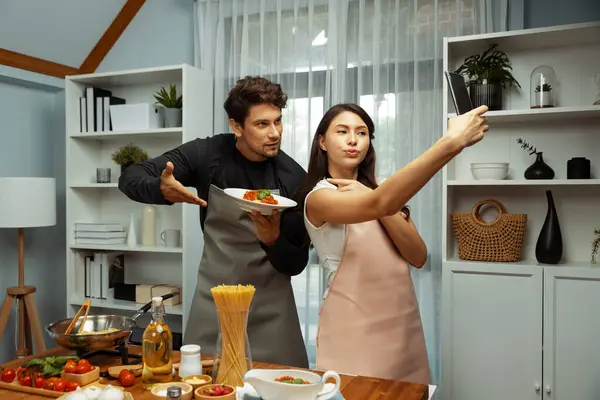 Making Photo Selfie Couple Chef Influencers Completely Cooked Spaghetti Meat — Stock Photo, Image