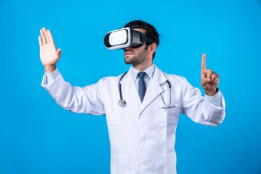 Kafkasyalı doktor ayakta dururken tıbbi verileri gösterip seçiyor. Meta-evreni veya görsel gerçeklik programını bağlamak için laboratuvar önlüğü ve sanal gerçeklik gözlüğü takan yakışıklı bir doktor. Teknoloji yeniliği. Sapma.