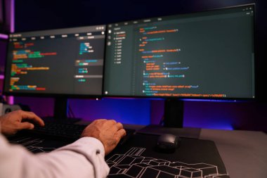 Bilgi teknolojisi geliştiricilerinin klavyesinde kesilen eller bilgisayar üzerinde veri yazılım geliştirme, uygulama programı güncellenmiş çevrimiçi web sitesi sayfası sistemi, neon ışık siber ofisinde çevrimiçi. Tahmin et..