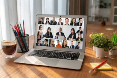 İş dünyasından iş adamlarının modern sanal grup toplantısı için video konferansındaki iş adamları