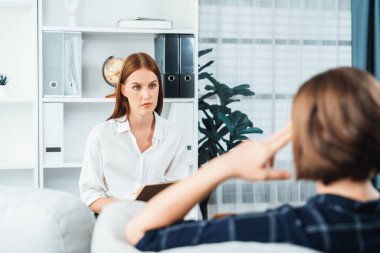Mutlu hasta ve psikolog klinikte olumlu duygularla zihinsel sağlık sohbeti yaparken aynı zamanda en başarılı iş ve hayatı merkez ofisteki psikologlara anlatıyor. .