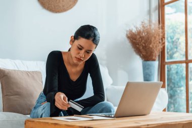 Stresli genç kadının kredi kartı borçlarıyla ilgili maddi sorunları var. En çok kötü kişisel para ve mortgage ödeme yönetimi krizi kavramını gösteriyor..