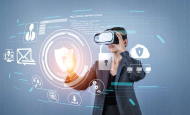 Proje yöneticisi güvenlik koruması hologramını inceliyor ve yönetiyor. Profesyonel iş kadını kimlik gizlilik sistemine girerken ayakta ve metaevrene girmek için VR gözlük takıyor. Kısıtlanma.