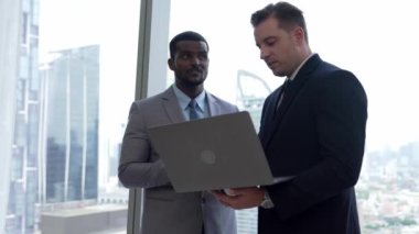 Şehir siluetine bakan süslü ofis, çeşitlilik uzmanlığı iddialı iş genişletme veya stratejik pazarlama tartışmaları. Finansal danışman, danışmanlık sektörü öngörüleri ve fikir verir