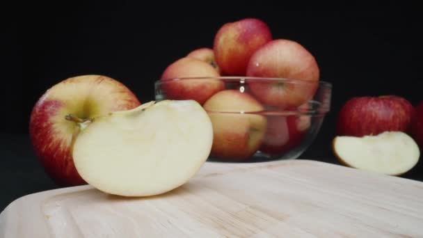 Elmaların Makrografisi Çeşitli Şekillerde Sergilenir Bütün Dilimlenmiş Siyah Arka Planlı — Stok video