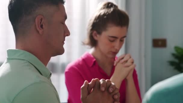 Vista Superior Diversa Oración Hábil Apretando Mano Orando Dios Mientras — Vídeos de Stock