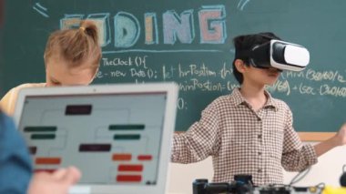 VR kulaklık takan enerjik bir çocuk sınıfta sanal dünyaya giriyor. Öğrenci programlama sistemi, çocuk elektronik panoyu tamir ederken yapay zeka ile mühendislik komut yazılımı oluşturdu. Pedagoji.