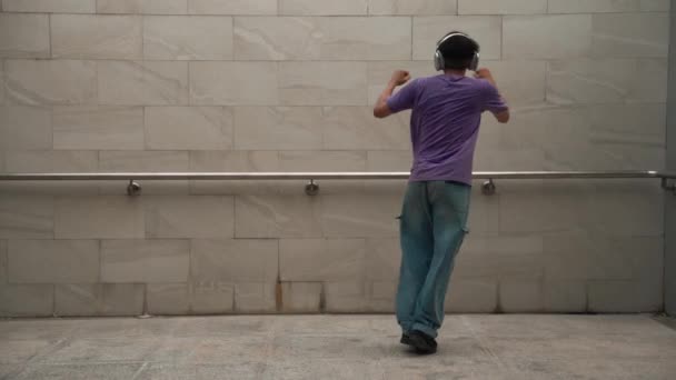 Przystojny Hipster Słuchać Muzyki Podczas Poruszania Się Lub Tańczyć Muzyki — Wideo stockowe