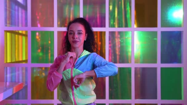 Pemuda Hipster Cantik Bergerak Musik Freestyle Klub Malam Dengan Cahaya — Stok Video