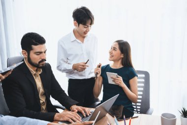 Profesyonel Asyalı çalışanlar, şirket ofisinde takım olarak çalışarak iş planları ve bilgisayarla başarılı olmak için verileri tartışırlar. Modern ofis çalışanı takım çalışması konsepti. Uyum