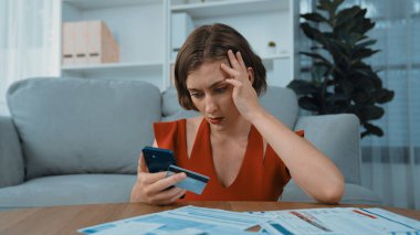 Stresli genç bayanın kredi kartı borçlarıyla ilgili mali sorunları var. Kötü kişisel para ve mortgage ödeme yönetimi krizinden korunmak için. Kadınlar aşırı harcama yüzünden finansal iflastan endişe ediyorlar.