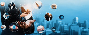 İletişim teknolojisi, akıllı bağlantı IOT ve insan ağ teknolojisi kavramı. Güvenli internet ağına ve bulut hesaplama sunucularına bağlanmak için bağlantı aygıtı kullanan insanlar