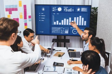 Analist ekibi toplantı odasındaki mali verileri analiz etmek için BI Fintech 'i kullanıyor. İş adamları iş görüşü ve stratejik pazarlama planlaması için BI 'ın torpido gözünü inceliyor. Tedbirli