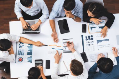 Üst görünüm proje yöneticisi proje yönetimi yazılımı kullanarak ekip ile iletişim kurar ve işbirliği yapar, proje görevinin ilerlemesini izler ve toplantı masasında program planı yapar. Tedbirli