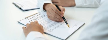 Şirket avukatının ya da hukuk bürosundaki avukat servisinin yardımıyla balyayla ilgili sözleşme imzalama belgesi. İşletme yatırımı ve yasal işlemlerin tamamlanması. Kurnaz.