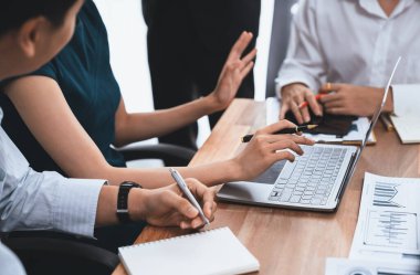Çok ırklı analist ekibi toplantı masasındaki mali raporu analiz etmek için BI gösterge tablosunu kullanıyor. Çeşitli iş adamlarından oluşan bir grup, FIntech 'in veri analizini başarılı iş pazarlaması için kullanır. Uyum