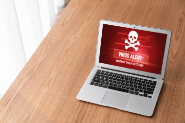 Bilgisayar ekranındaki virüs uyarısı mobil siber tehdit, hacker, bilgisayar virüsü ve kötü amaçlı yazılım tespit edildi