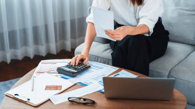 Stresli genç kadının kredi kartı borçlarıyla ilgili maddi sorunları var. Kötü kişisel para ve ipotek yönetimi krizi kavramını en üst düzeyde göstermesi gerekiyor..