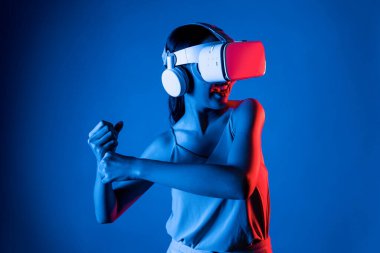 Akıllı kadın, metaevreni, gelecekteki siber uzay topluluğunu bağlayan VR kulaklık takıyor. Sanal lazer kılıcını kontrol eden zarif bir kadın ciddi ciddi dövüş oyunları oynuyor. Halüsinasyon.