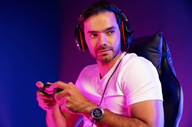 Akıllı oyun kurucuları misyondaki seviyeyi geçmeye çalışan oyun konsantrasyonunu joystick kontrolüyle tamamlayan, mikrofon vasıtasıyla neon ışıklı stüdyo odasında canlı yayın yapan oyuncularla konuşan. Tahmin et..