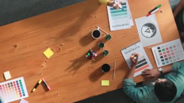 Yapışkan notlar üzerine yönetici yazma fikrinin en üst görüntüsü ve web tasarımı hakkındaki fikri açıkla. Profesyonel pazarlama ekibi ya da programcı renk paletli tablete bakarken beyin fırtınası fikri. Sempozyum.