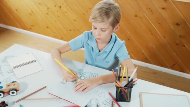 Happy Boy Färbung Kreative Bild Und Studium Kunstunterricht Nette Kaukasische — Stockvideo