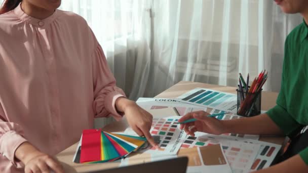 Primo Piano Rallentatore Due Designer Che Fanno Brainstorming Scelgono Colore — Video Stock