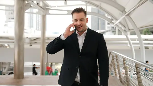 Kluger Kaukasischer Geschäftsmann Ruft Seinen Kollegen Die Finanzstrategie Planen Während Stockfoto