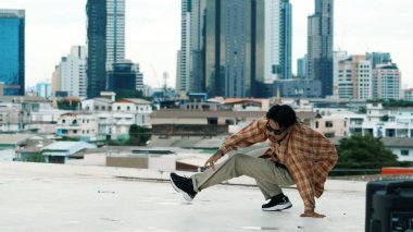 Çatıda çok kültürlü arkadaşlar varken profesyonel İspanyol break dansçısı B boy dansı. Genç modern dans grubu hip hop hareketi yapıyor. Tarz, moda, aksiyon. Açık hava sporu 2024. ÇalışmaComment.
