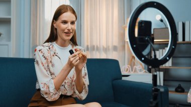 Kadın Etkilenen Vlog video görüntülerini canlı yayınlıyor Makyaj primi sosyal medya veya blog. Kozmetik stüdyosu ışıklandırmalı mutlu genç kız çevrimiçi pazarlama oturumu yayını için..