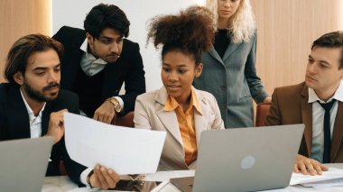 Çeşitli ofis çalışanları stratejik iş pazarlama planları üzerinde çalışıyor ve beyin fırtınası yapıyor. Takım çalışması ve olumlu tutum, süslü iş yerlerinde üretken ve destekleyici hale getirir.