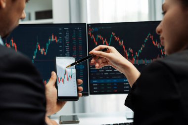 İki iş adamının internet sitesindeki dinamik borsa tartışmalarıyla telefona odaklanmak, modern ofisteki risk verilerine uygulanan gerçek zamanlı döviz kuru yatırımıyla karşılaştırılacak. Varsayım.