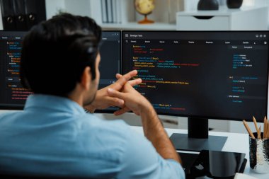 Modern ofisteki web sitesinde son güncelleme sürümü için iki pc ekranda akıllı bilişim geliştirici yazılım geliştirme kodlaması üzerinde yoğunlaşmak, virüs yazılım uygulama programı yaratmak. Tahmin et..