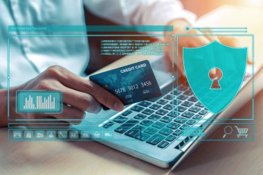 Müşteri kontrol cihazı. Akıllı tüketici saati cihaz ekranı teknoloji güvenliği ve kimlik koruma sisteminin hologram grafik arayüzünü kimlik doğrulama için kredi kartı kullanarak açıyor. Siber Nakit.