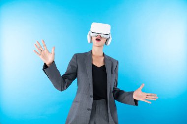 Proje yöneticisi VR kulaklık takıyor ve yenilik teknolojisi hologramını elinde tutarken ayakta duruyor. Yetenekli iş kadını yatırım verilerine bakarken görsel gerçeklik dünyasıyla bağlantı kurar. Kısıtlanma.