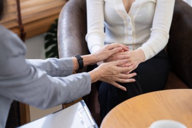 Psikolojik akıl sağlığı danışmanlığı ya da terapi seansındaki genç ve profesyonel bir hastadan akıl hastalığı teşhisi koyarken yardım istemek. Zihinsel tedavi seansı. Blithe