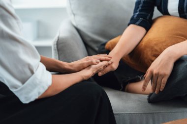 Depresyondaki kişiyi neşelendirmek için destekleyici ve rahatlatıcı elleri yakın çekim ya da empati ile stres zihin