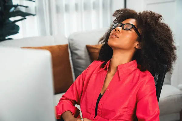若いアフリカの女性は着色されたスーツを着て昼寝をし 職場のオフィスの椅子に身を置き 寝ている間にメガネを暖めました 作業プロジェクトの仕事に疲れているという概念 トーストメーカー — ストック写真