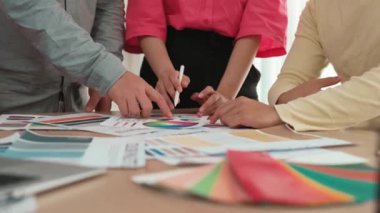 Tasarımcı ekibinin beyin fırtınası yaptığı ve grafik tasarımı için renk seçimi yaptığı el kapanışı ya da tasarım bürosunda krom danışmanlığı için danışmanlık isteyen bir müşteri. Değiştirilmiş