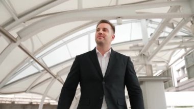 Köprüdeki iş yerine gitmek için tren istasyonuna yürürken nöbet tutan yetenekli bir iş adamı. Kafkas yöneticisi önemli bir randevu için zamanı kontrol ediyor ve modern şehir boyunca yürüyor. Urbane.