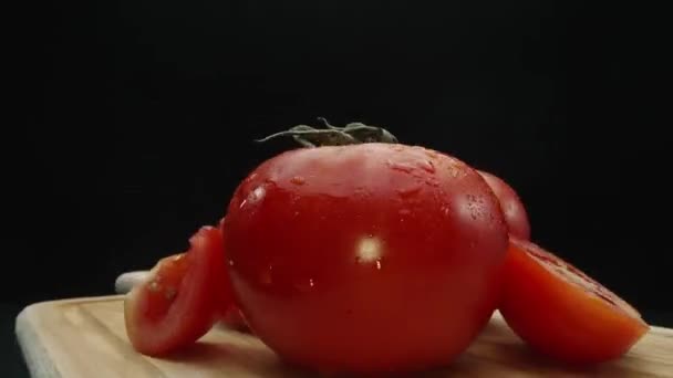Großaufnahme Von Frischen Tomaten Scheiben Geschnitten Auf Schneidebrett Mit Schwarzem — Stockvideo
