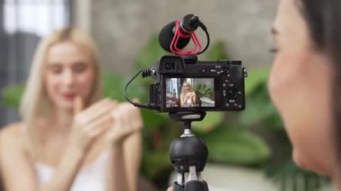 Yeşil bitki üzerine doğal güzellik ve kozmetik dersi yapan iki güzel içerik yaratıcısı bahçe videosunu terk ediyor. Güzellik blogcusu sosyal medyum izleyicilere güzellik hizmetinin nasıl uygulanacağını gösteriyor. Blithe