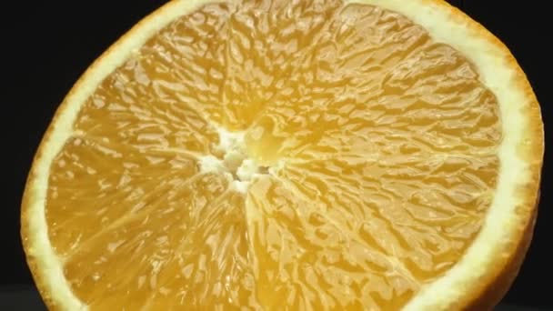 Eine Makrographische Aufnahme Einer Orangenscheibe Vor Einem Glatten Isolierten Schwarzen — Stockvideo