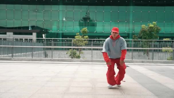Geschoolde Danser Beweegt Energieke Voetstap Tijdens Het Uitvoeren Van Straatdans — Stockvideo