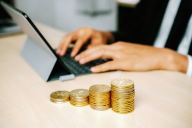 Para para birimiyle çalışan bir iş adamı. Yatırım büyümesi ve tasarruf kavramı. uds