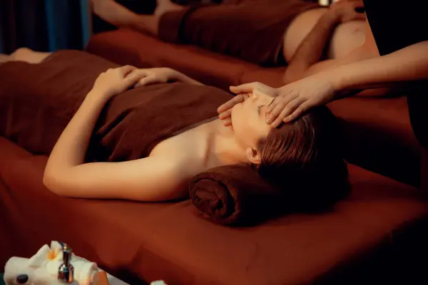Pár Zákazníků Užívá Relaxační Antistresové Masáže Hlavy Hýčkání Pleti Kosmetické — Stock fotografie