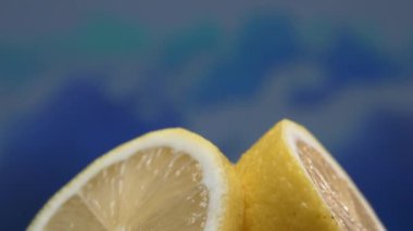 Bir dilim taze limon, parlak sarı ve canlı bir kalite, açıkta duruyor. Serinletici bir sıvıyla parlayan et, parçalanmış iç organlarını ortaya çıkarır. Turunçgillerin canlılığının özü. Geliştirilebilir.