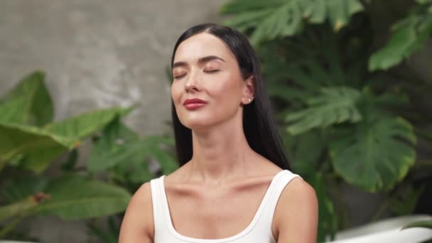 Jonge Vrouw Doet Ochtendyoga Meditatie Natuurlijke Tuin Met Plantenblad Geniet — Stockvideo