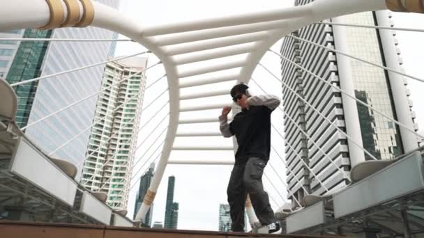 Mladý Asijský Hipster Ukázat Kroky Centru Města Obklopen Lidmi Stylová — Stock video