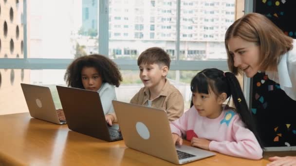 Guru Pintar Mengajar Dan Melihat Murid Menggunakan Laptop Kelas Instruktur — Stok Video